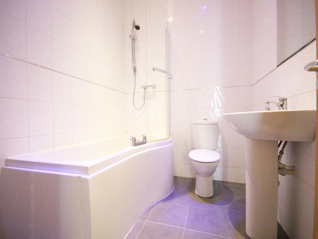 2 bedroom apartment To Let in Colne - IMG_3446.jpg